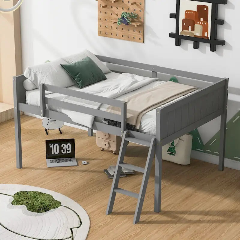Cama tipo litera baja de madera maciza gris tamaño completo con escalera y deflector de cerca, y soporte de listones de madera para dormitorio