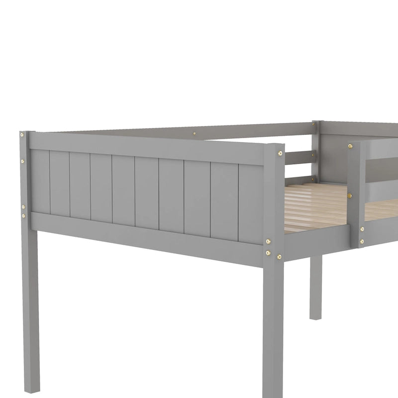 Cama tipo litera baja de madera maciza gris tamaño completo con escalera y deflector de cerca, y soporte de listones de madera para dormitorio