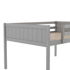 Cama tipo litera baja de madera maciza gris tamaño completo con escalera y deflector de cerca, y soporte de listones de madera para dormitorio