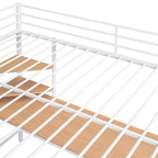 Cama alta de metal blanca de tamaño completo con escritorio, escalera y estante