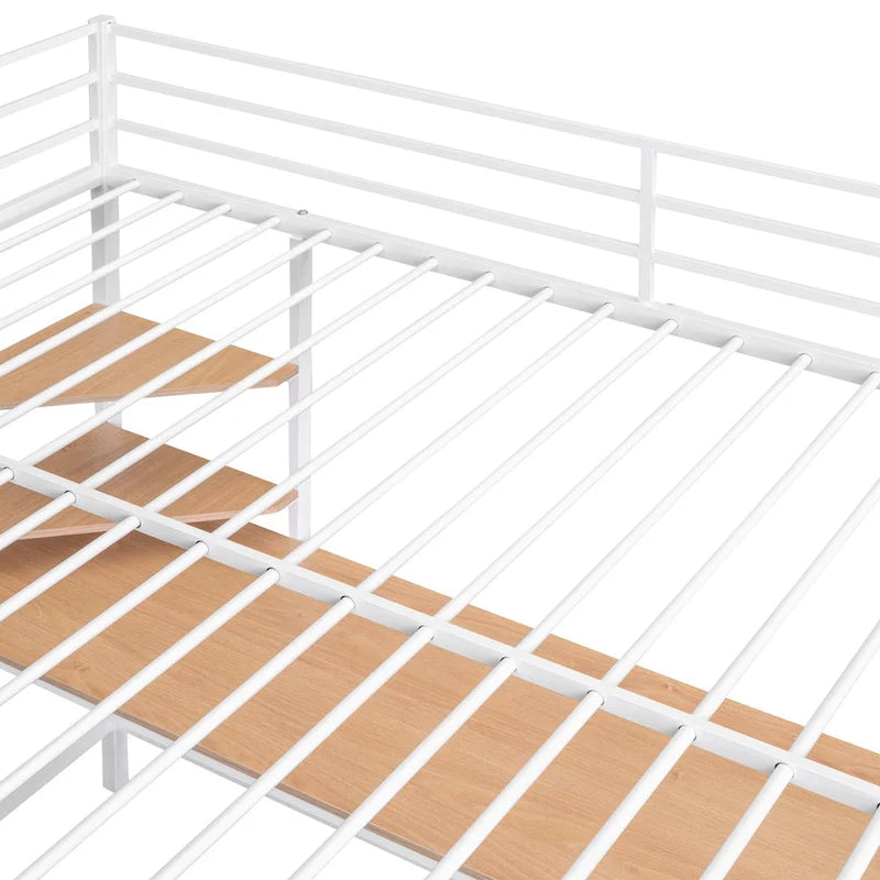 Cama alta de metal blanca de tamaño completo con escritorio, escalera y estante