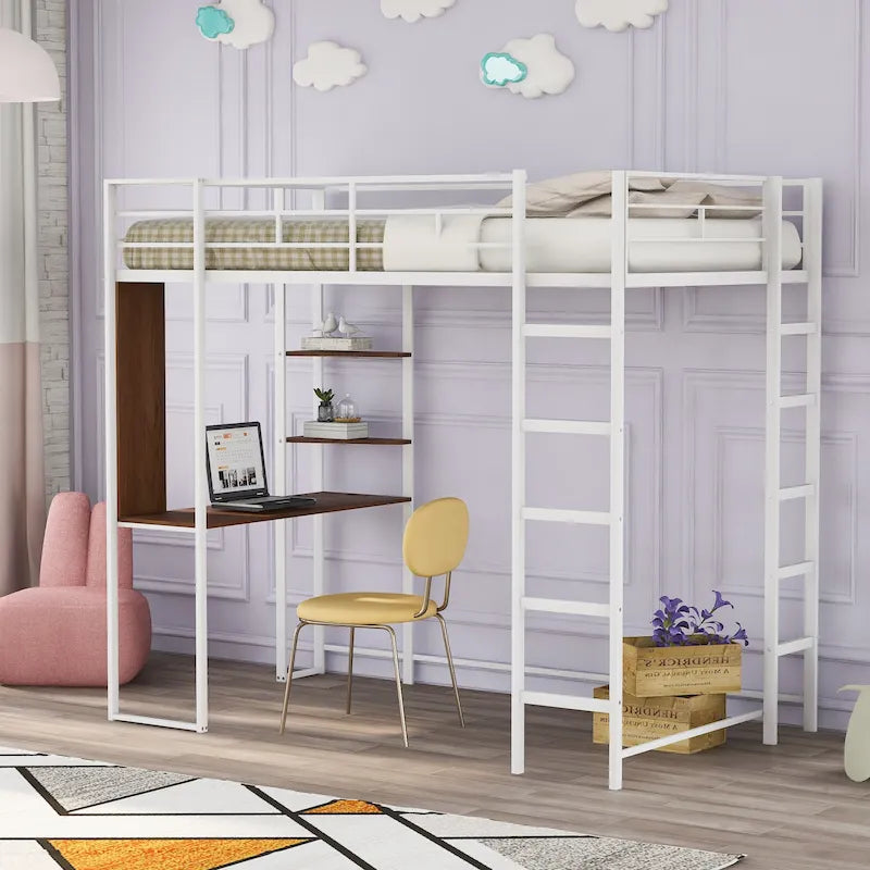 Cama alta de metal blanca tamaño twin con escalera, barandilla, estantes y escritorio