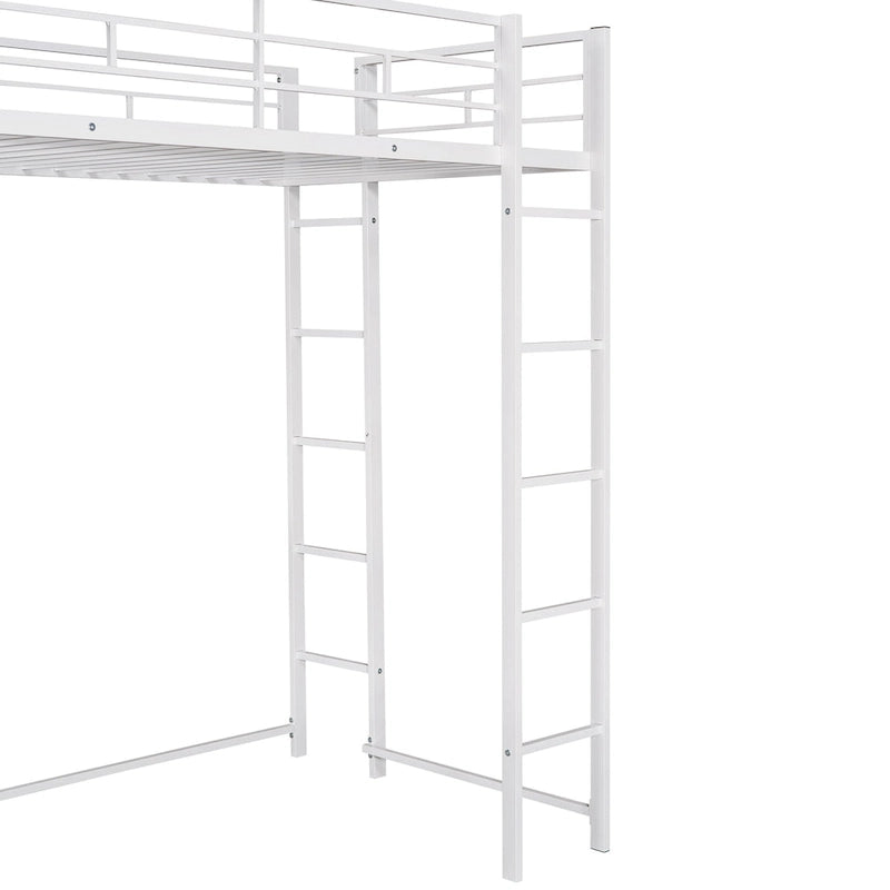 Cama alta de metal blanca tamaño twin con escalera, barandilla, estantes y escritorio